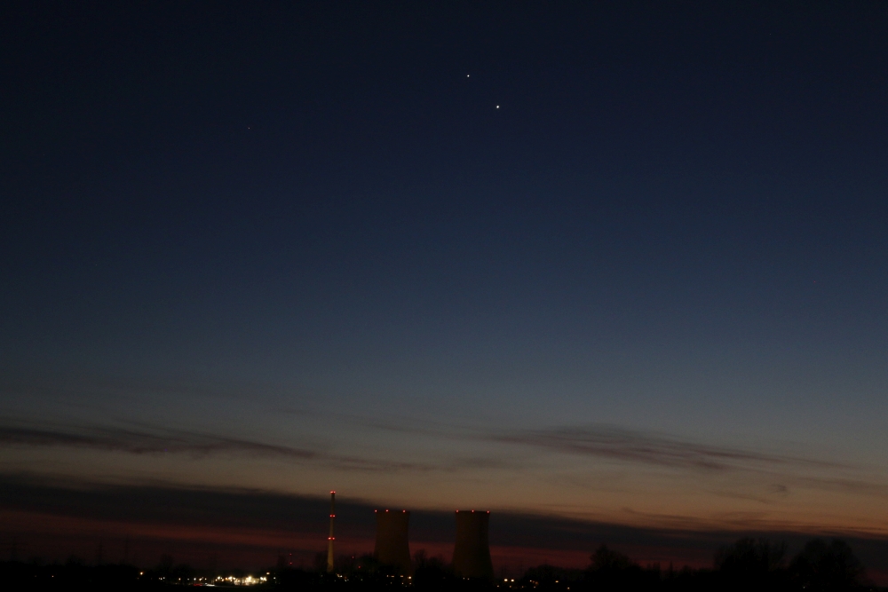 Venus und Jupiter über dem Kernkraftwerk Grafenrheinfeld. Foto: Michael Sessler 28.2.2023